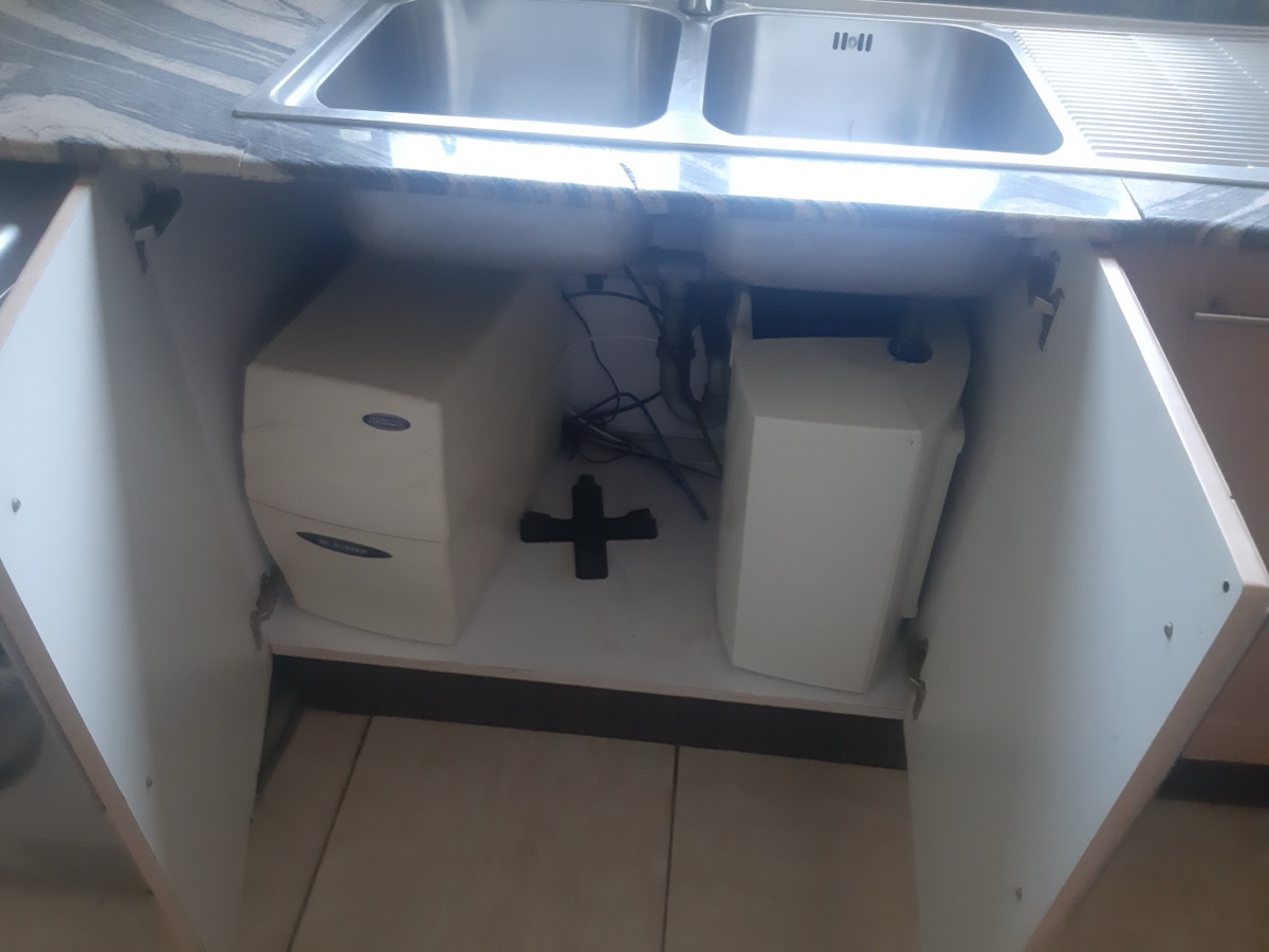 Unidades de filtración bajo encimera instaladas en el mueble bajo el fregadero de cocina