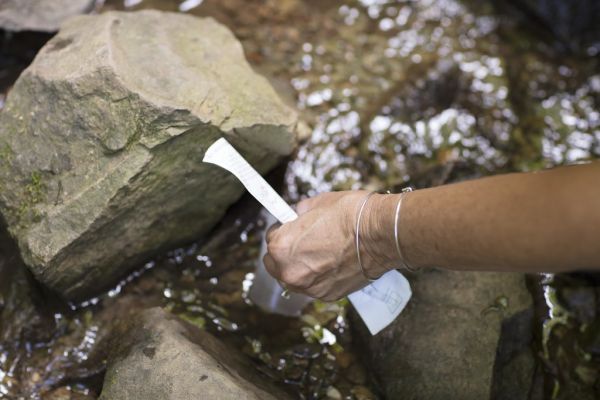 Toma de muestra de agua con tira reactiva para medir sólidos disueltos