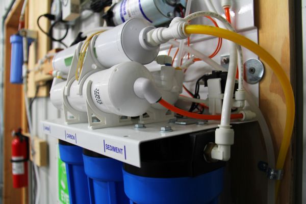 Sistema de ósmosis inversa doméstico de varias etapas instalado bajo el fregadero